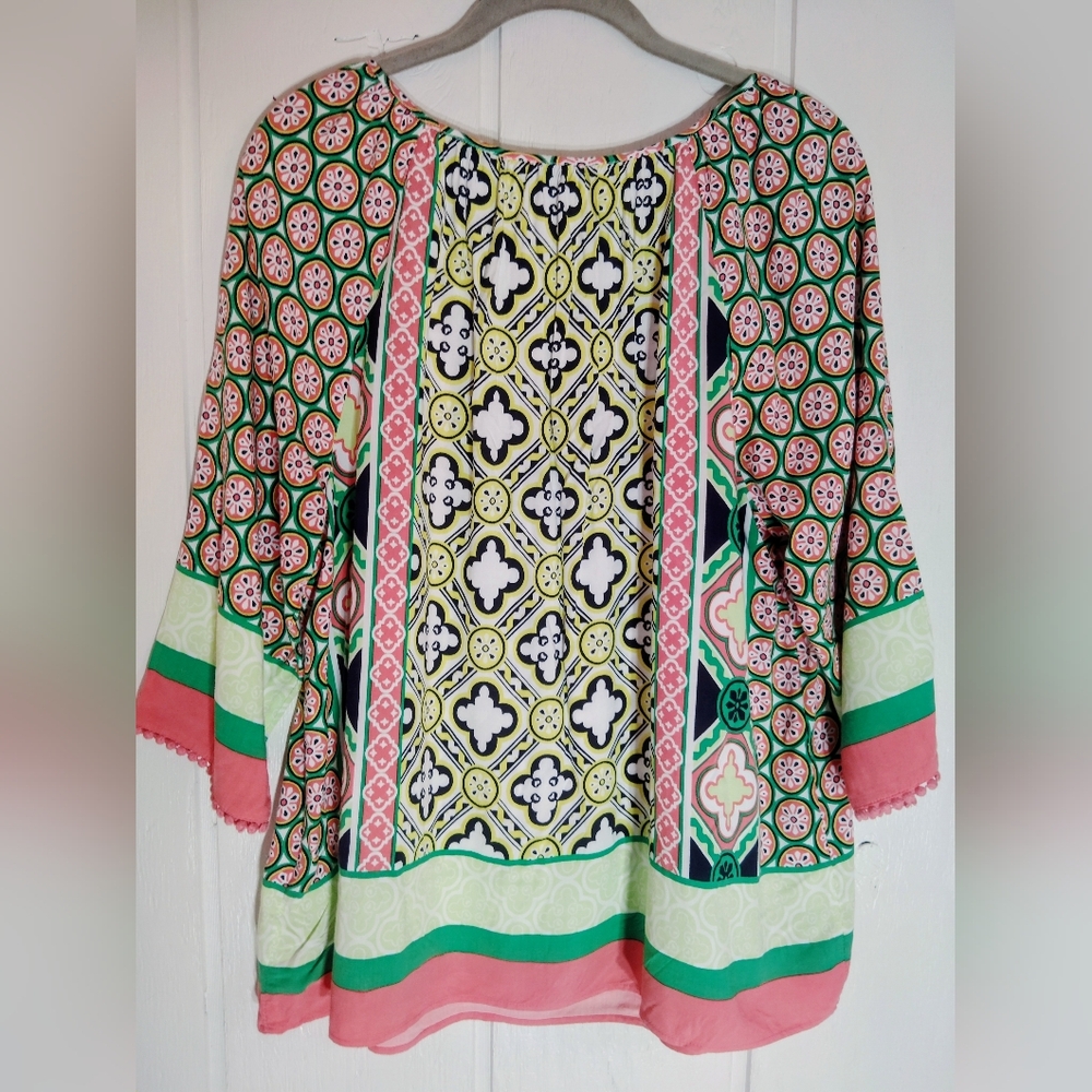 LIKE NEW!! Crown & Ivy Patterned top. Size PL - Picture 8 of 8